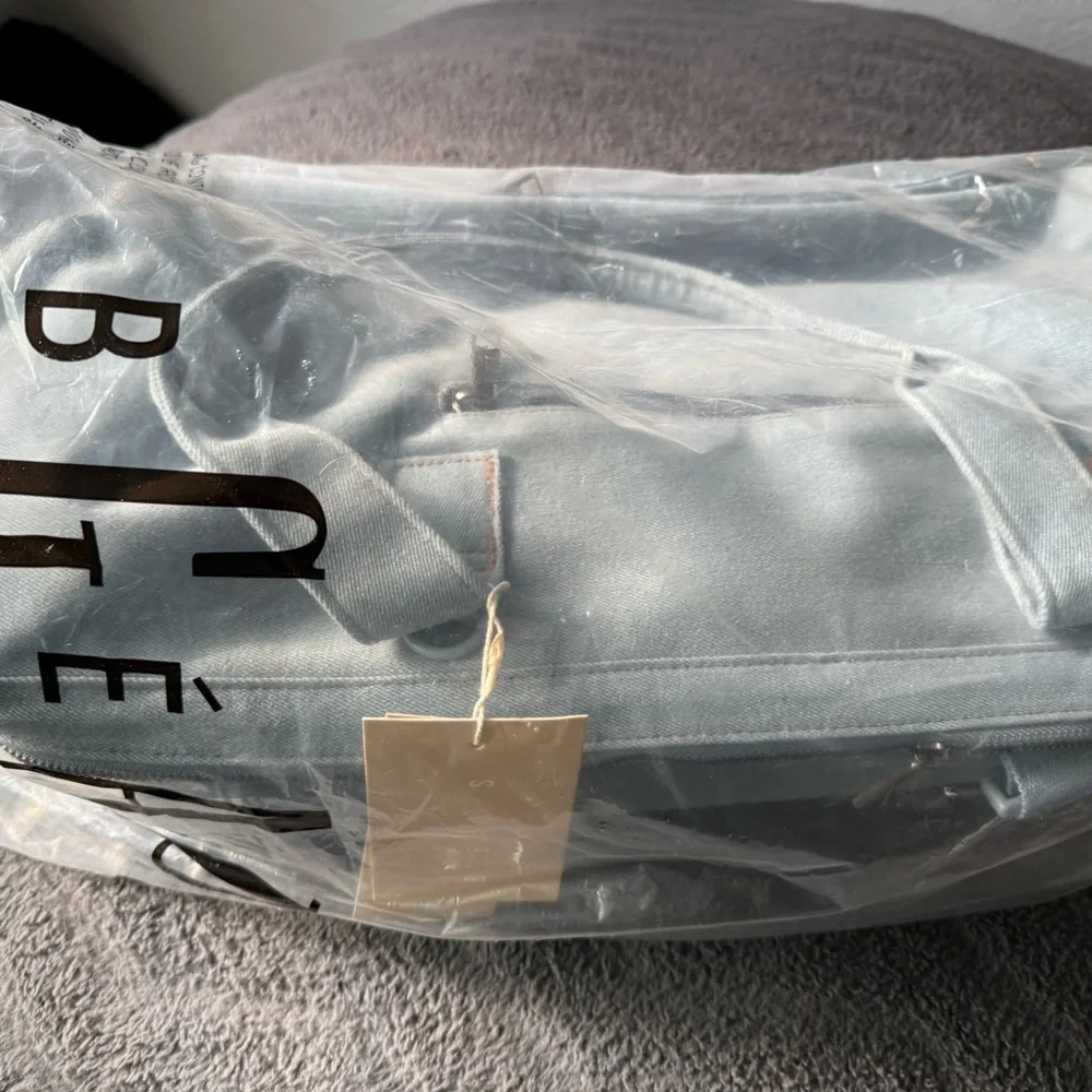 Gap x Beis Weekender - Picture 7 of 7